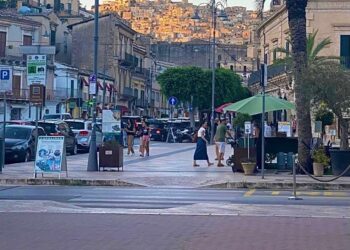 Modica, l’uomo che disturbava i passanti in corso Umberto è tornato a ripetere la sua azione nel pomeriggio