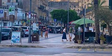 Modica, l’uomo che disturbava i passanti in corso Umberto è tornato a ripetere la sua azione nel pomeriggio