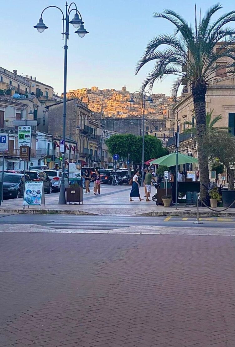 Modica, l’uomo che disturbava i passanti in corso Umberto è tornato a ripetere la sua azione nel pomeriggio