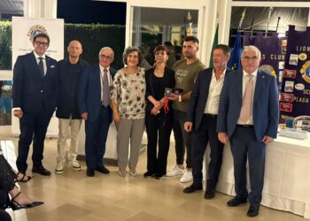 Ragusa, il Lions club dona occhiali intelligenti a una donna affetta da una grave ipovisione