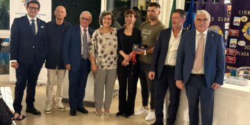 Ragusa, il Lions club dona occhiali intelligenti a una donna affetta da una grave ipovisione