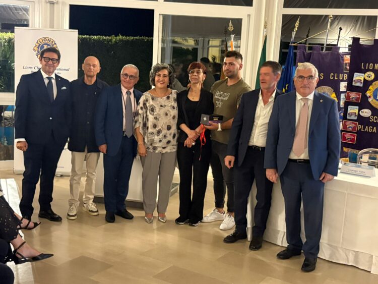 Ragusa, il Lions club dona occhiali intelligenti a una donna affetta da una grave ipovisione