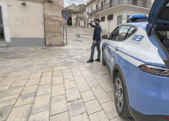 Comiso, scende in strada con dei coltelli e minaccia dei ragazzi che lo disturbavano a causa degli schiamazzi: arrestato