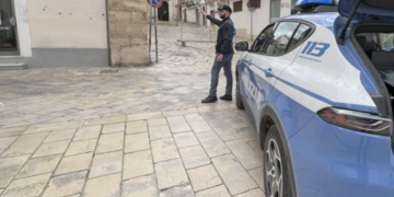 Comiso, scende in strada con dei coltelli e minaccia dei ragazzi che lo disturbavano a causa degli schiamazzi: arrestato