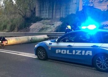 Modica, violenta aggressione: 40enne bloccato con il taser dopo aver aggredito la polizia