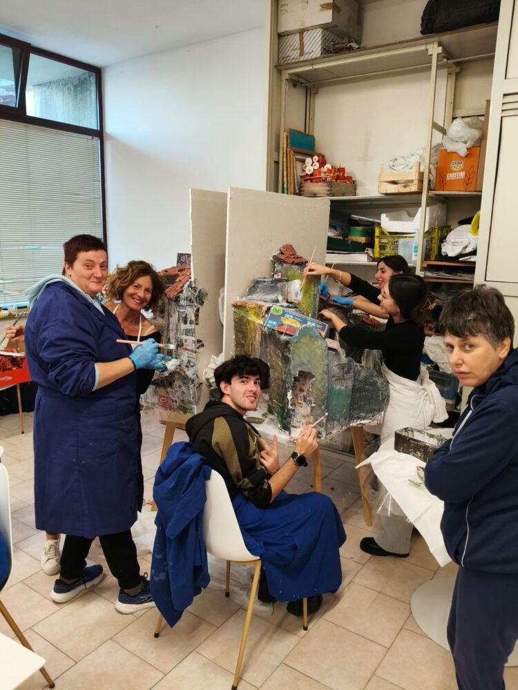 L’Anffas Ragusa e il pomeriggio tra carta, colori e colla