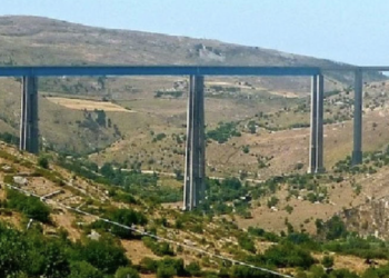 Modica, tragedia sventata sul ponte Costanzo: giovane pozzallese salvato dalla polizia