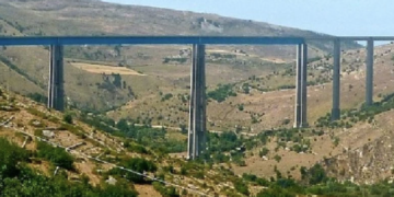 Modica, tragedia sventata sul ponte Costanzo: giovane pozzallese salvato dalla polizia