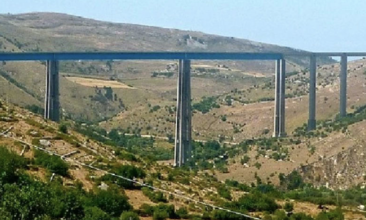 Modica, tragedia sventata sul ponte Costanzo: giovane pozzallese salvato dalla polizia