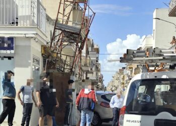 Vittoria, auto colpisce ponteggio che diventa pericolante