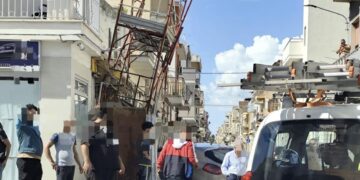 Vittoria, auto colpisce ponteggio che diventa pericolante