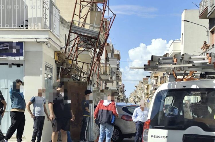 Vittoria, auto colpisce ponteggio che diventa pericolante