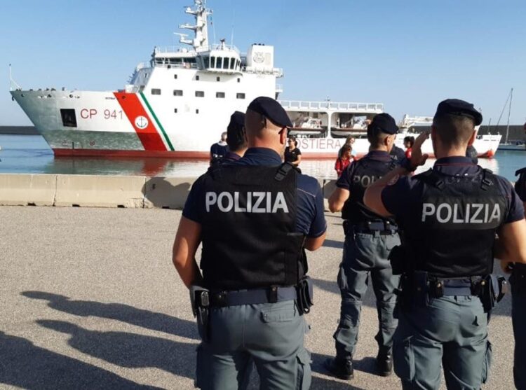 Pozzallo, arrestati due scafisti egiziani per favoreggiamento dell’immigrazione clandestina