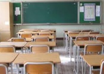 Modica, cade finestra all’interno di una classe scolastica: sfiorata la tragedia