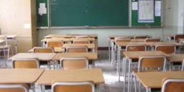 Modica, cade finestra all’interno di una classe scolastica: sfiorata la tragedia