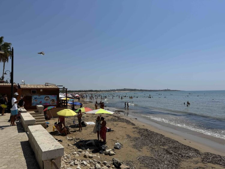 Sampieri, bagnino a riposo eroe per caso: salva un gruppo di bagnanti dalle correnti