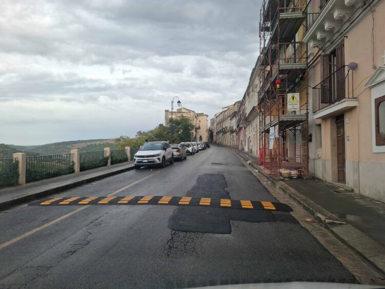 Ragusa, installati dissuasori di velocità in via del Mercato a Ibla