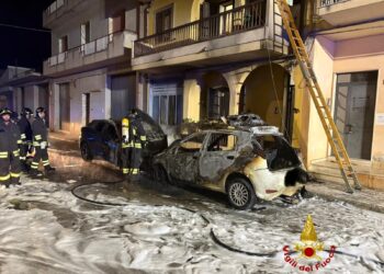 Notte di fuoco a Pedalino, una coppia ha rischiato grosso: in fiamme due auto e una casa