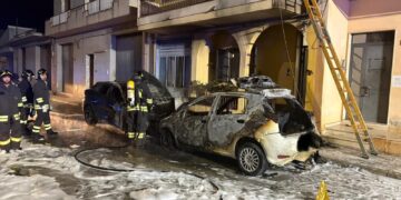 Notte di fuoco a Pedalino, una coppia ha rischiato grosso: in fiamme due auto e una casa