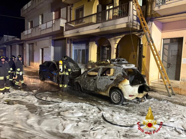 Notte di fuoco a Pedalino, una coppia ha rischiato grosso: in fiamme due auto e una casa