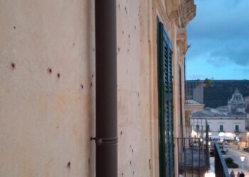 Matrimonio con i botti colorati al duomo di San Giorgio a Ibla, imbrattate le pareti della case storiche circostanti
