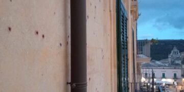 Matrimonio con i botti colorati al duomo di San Giorgio a Ibla, imbrattate le pareti della case storiche circostanti