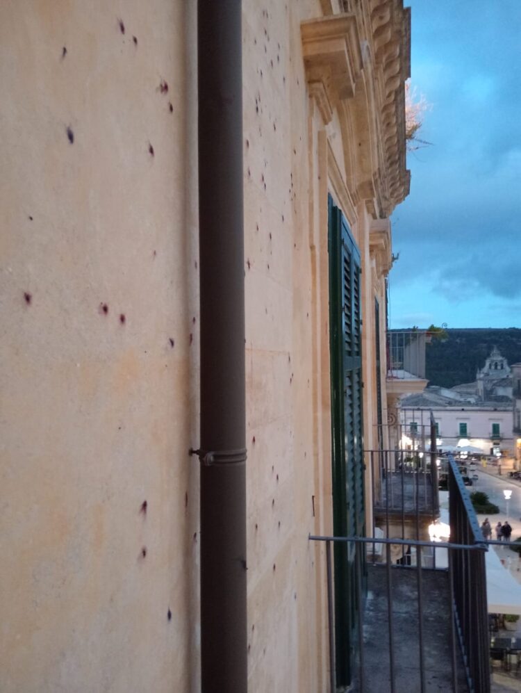 Matrimonio con i botti colorati al duomo di San Giorgio a Ibla, imbrattate le pareti della case storiche circostanti