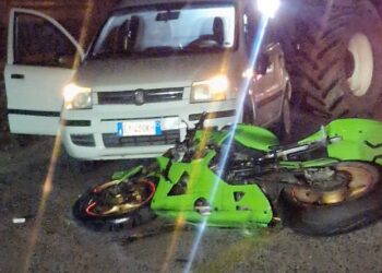 Vittoria, auto contro moto. Grave un centauro