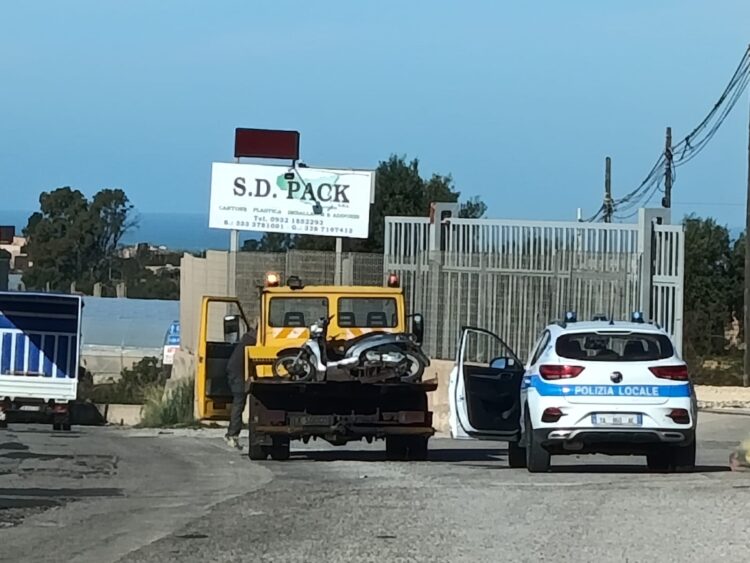 Vittoria, incidente autonomo sullo stradale Alcerito: due feriti
