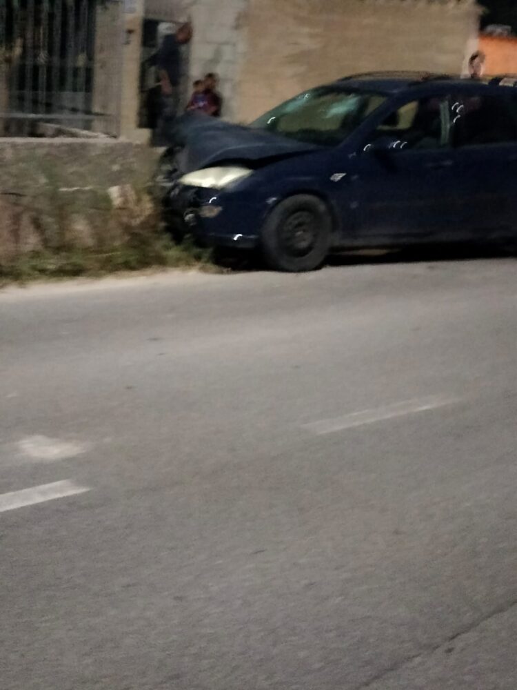 Pedalino, perde il controllo dell’auto e sbatte contro un muro: ferita una donna