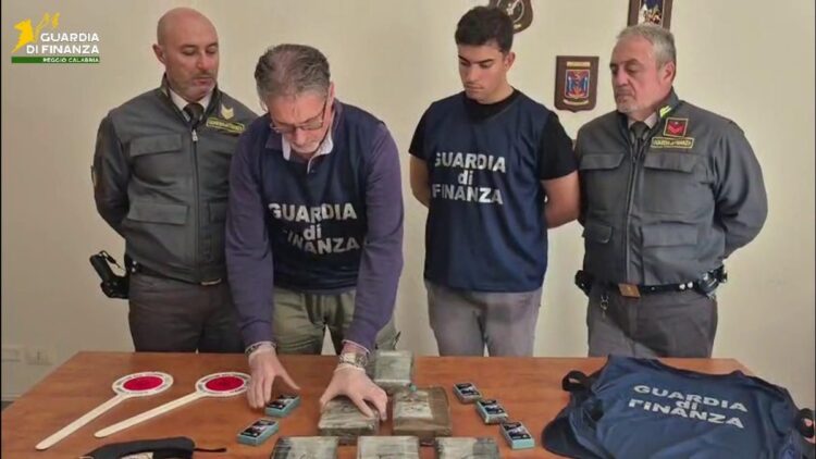 Stava trasportando droga per oltre un milione e mezzo di euro in Sicilia, arrestato un autotrasportatore 54enne della provincia di Ragusa a Villa San Giovanni
