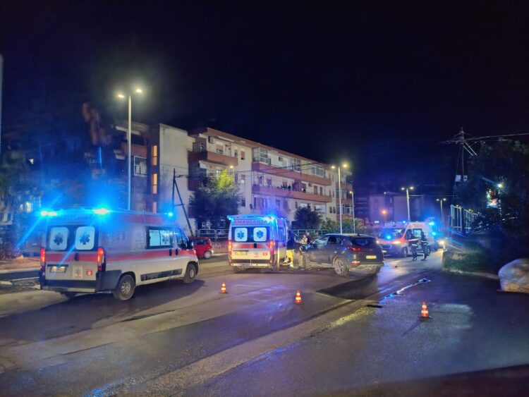 Vittoria, grave incidente stradale in via Lavore: quattro feriti