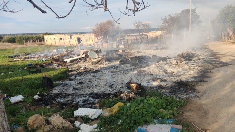 Vasto incendio tra Donnalucata e Playa Grande, devastata area rurale