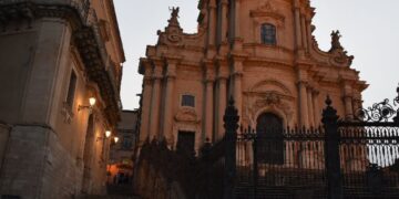 Ragusa, fuochi abusivi sul sagrato del duomo: denunciato un vittoriese di 47 anni