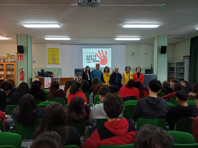 Lions club Ragusa host e liceo Vico uniti per dire no alla violenza di genere