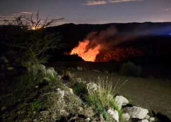 Monterosso Almo, incendio nella notte sul monte Casasia
