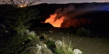 Monterosso Almo, incendio nella notte sul monte Casasia