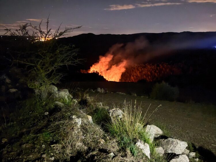 Monterosso Almo, incendio nella notte sul monte Casasia