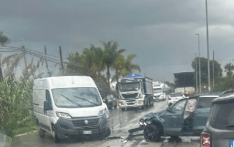 Vittoria, scontro auto-furgone: ferite due persone in maniera grave