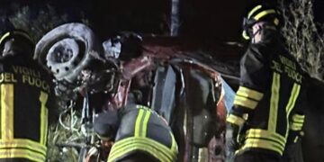 Scontro nella notte sulla Ragusa mare, auto finisce fuori strada e si ribalta. L’altra fugge