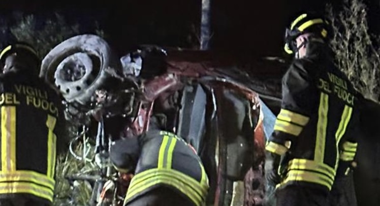 Scontro nella notte sulla Ragusa mare, auto finisce fuori strada e si ribalta. L’altra fugge