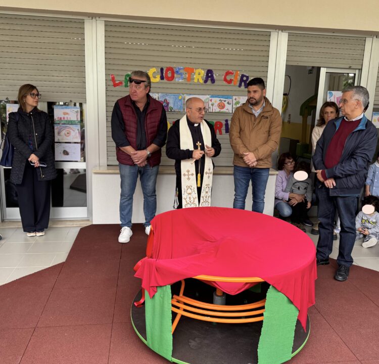 Giarratana, il comitato di San Bartolomeo apostolo dona una giostrina alla scuola dell’infanzia