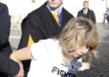 L’attrice giarratanese Loredana Cannata arrestata in Vaticano: ha saltato le transenne per protestare contro la corrida