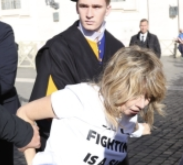 L’attrice giarratanese Loredana Cannata arrestata in Vaticano: ha saltato le transenne per protestare contro la corrida