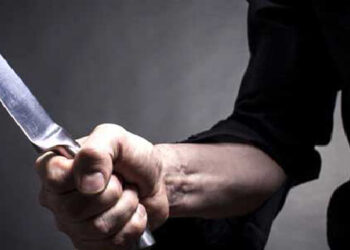 Acate, migrante minaccia poliziotti con un coltello