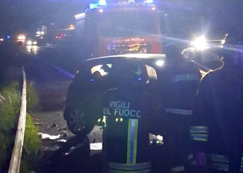 Perde il controllo dell’auto che si ribalta: muore una donna di 54 anni