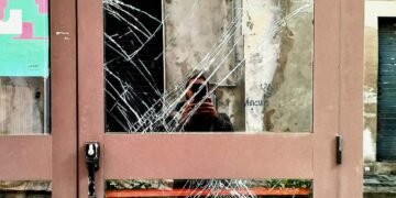 Vittoria, ladro scardina la porta di un laboratorio teatrale e porta via un telefono cellulare