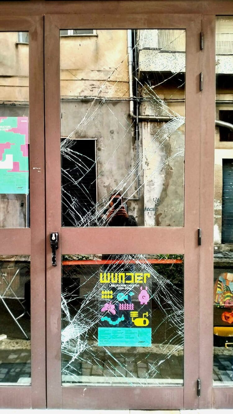 Vittoria, ladro scardina la porta di un laboratorio teatrale e porta via un telefono cellulare