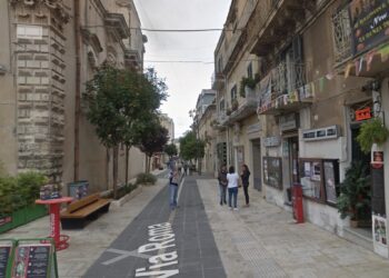 Ragusa, lite violenta tra tunisini in via Roma e uno subisce in faccia lo spray al peperoncino: è alta tensione