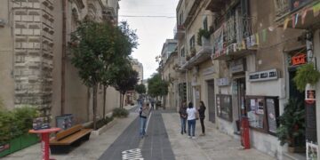 Ragusa, lite violenta tra tunisini in via Roma e uno subisce in faccia lo spray al peperoncino: è alta tensione